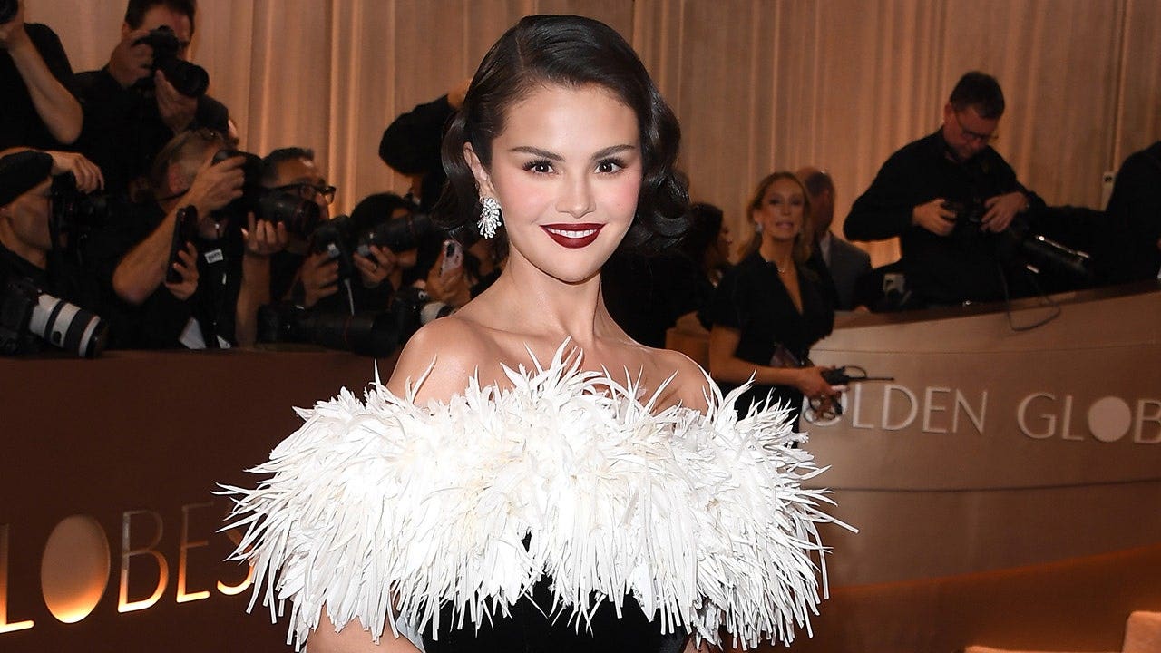 You are currently viewing Selena Gomez poses in swimsuit on yacht vacation with Benny Blanco
