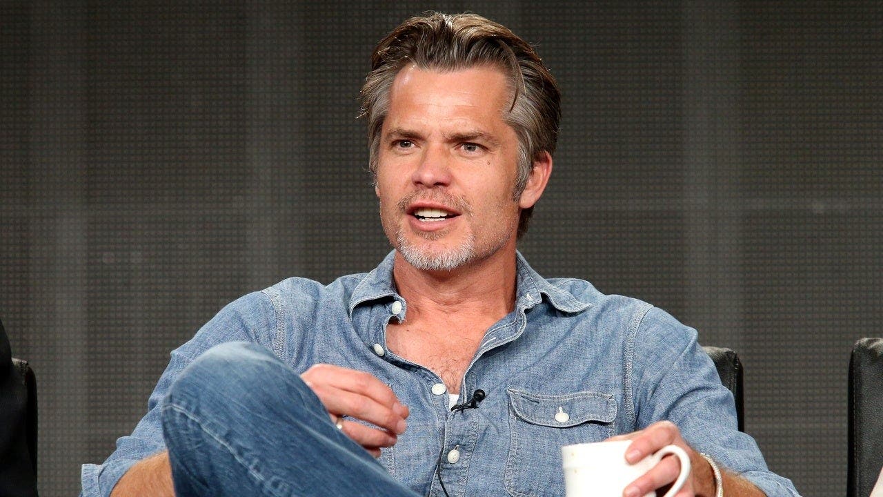 You are currently viewing Timothy Olyphant reveals he avoids computers on ‘SmartLess’ podcast