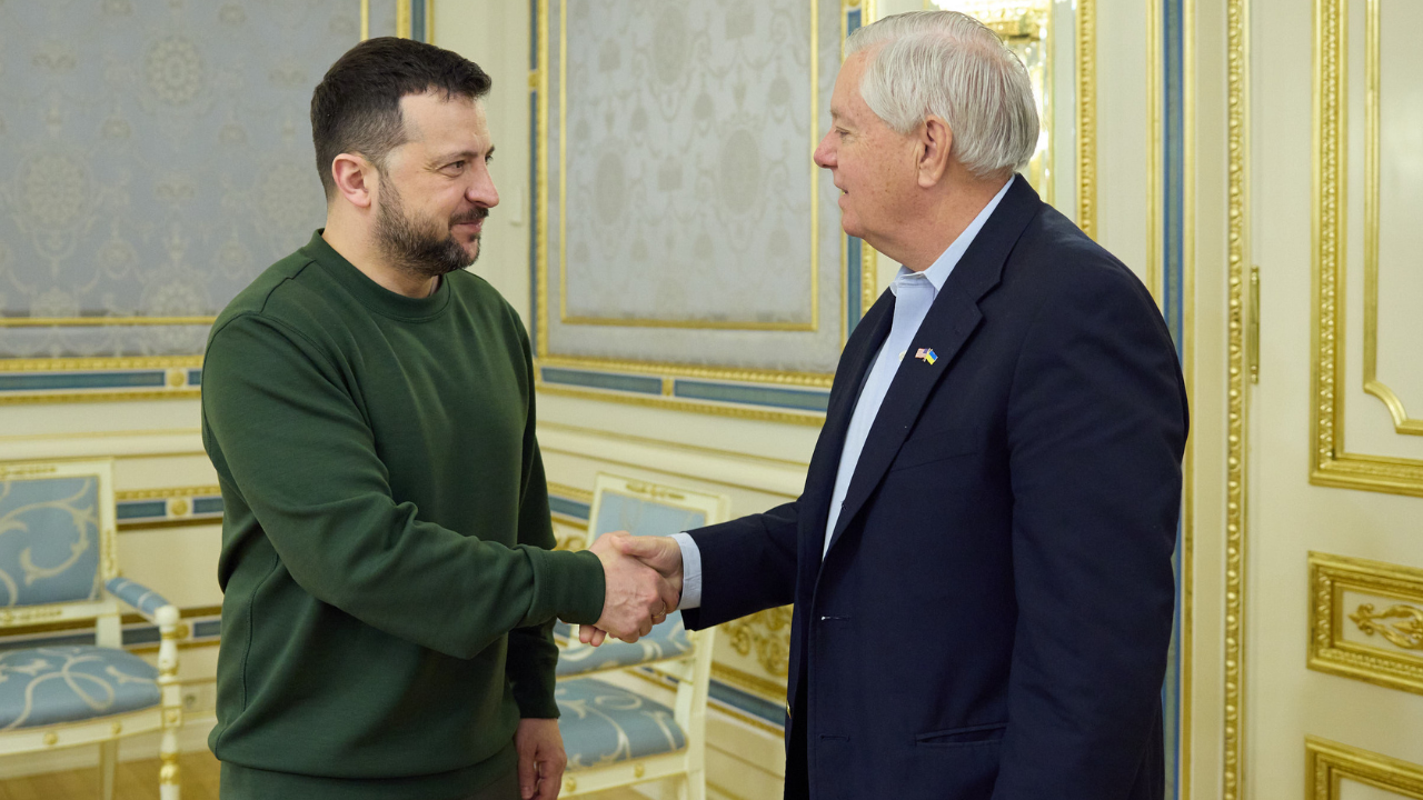 You are currently viewing Zelenskyy says Ukraine has shifted momentum in war, honors Lindsey Graham