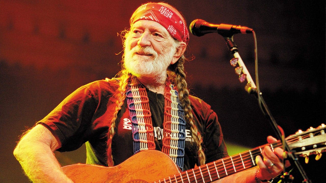 You are currently viewing Willie Nelson fights against data centers invading rural Texas
