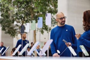 Read more about the article Should you still buy your next smartphone — or subscribe to it instead?