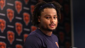 Read more about the article Bears’ $40M free-agent signing avoids serious knee injury after scare