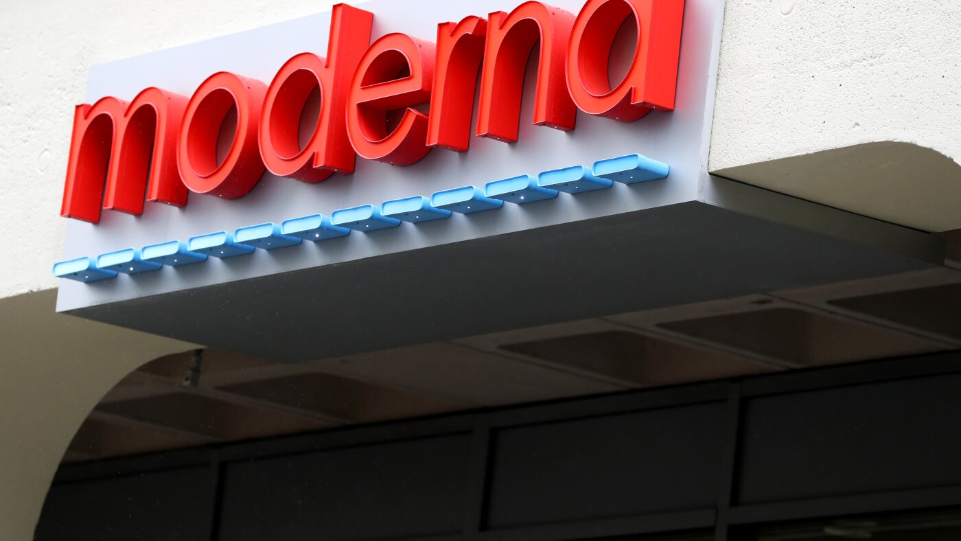 You are currently viewing FDA nears a decision on Moderna mRNA flu vaccine : NPR