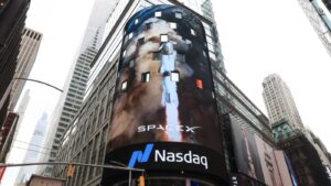 Read more about the article SpaceX’s revenue rises as its once-soaring stock price drifts back to Earth : NPR