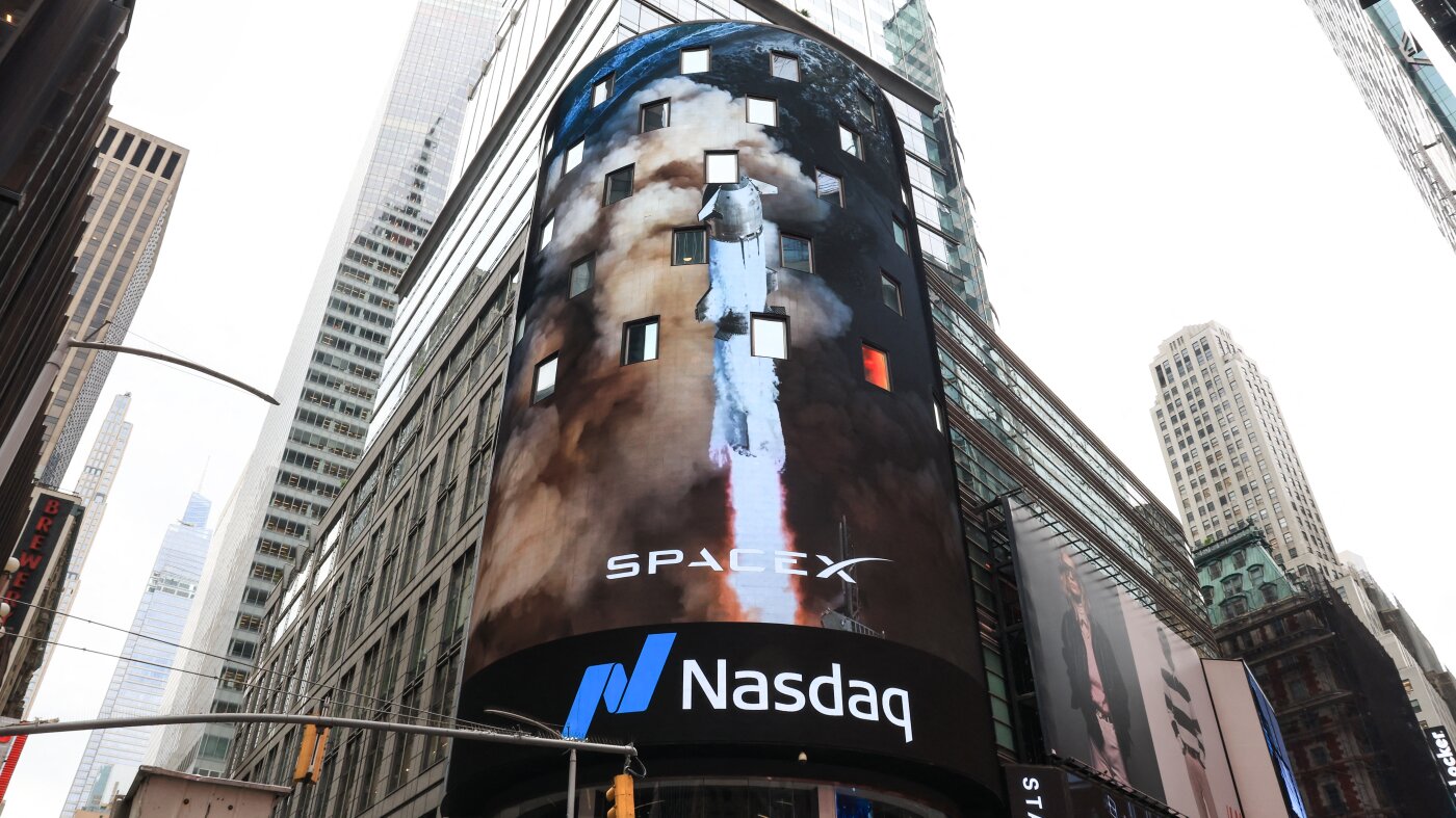 Read more about the article SpaceX’s revenue rises as its once-soaring stock price drifts back to Earth : NPR