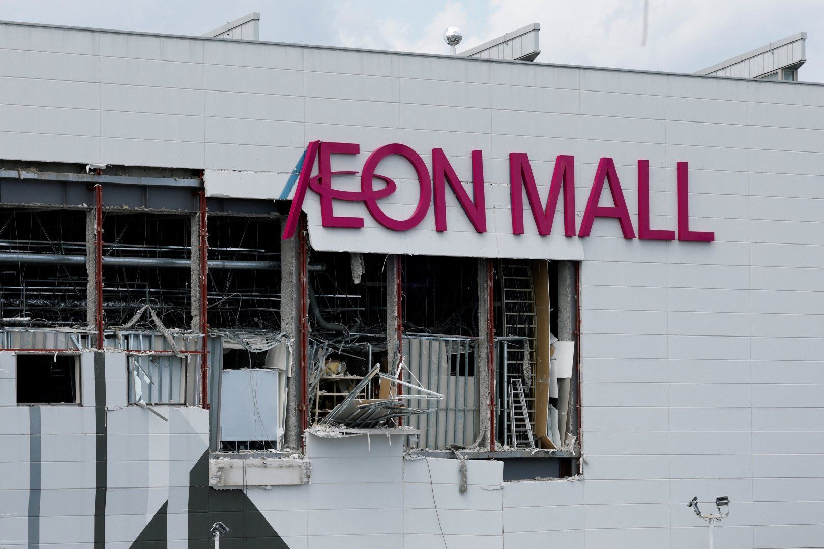 You are currently viewing Two workers who died in quake-hit Japan mall were sent in to get cash | Environment