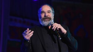 Read more about the article Mandy Patinkin opts for human composting over burial or cremation