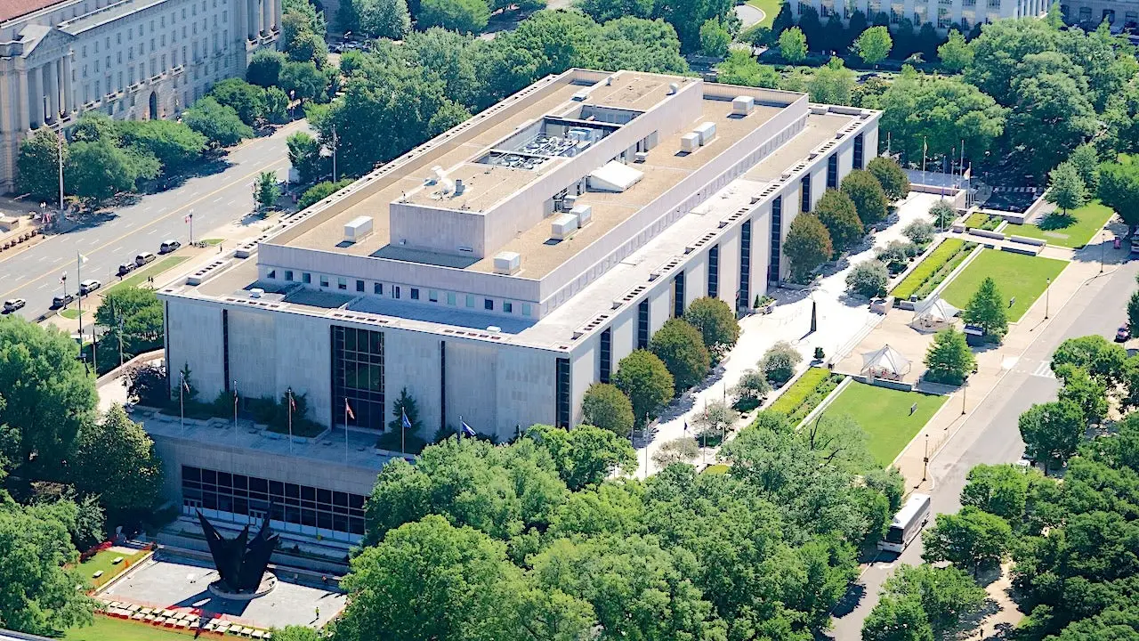 You are currently viewing Smithsonian Institution houses over 157 million artifacts and specimens