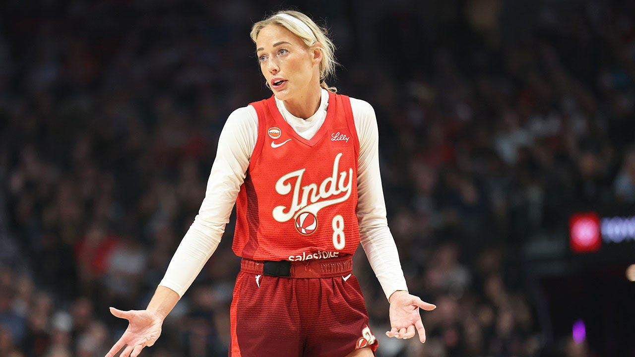 You are currently viewing Sophie Cunningham sends blunt message to booing, trans flag-waving WNBA crowd after drilling shot